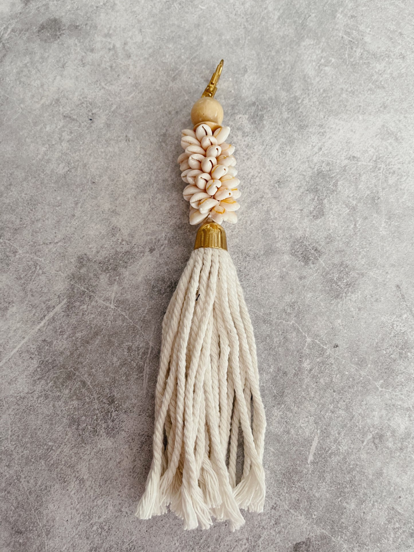 SEASHELL LONG TASSEL KEY RING - NATURAL