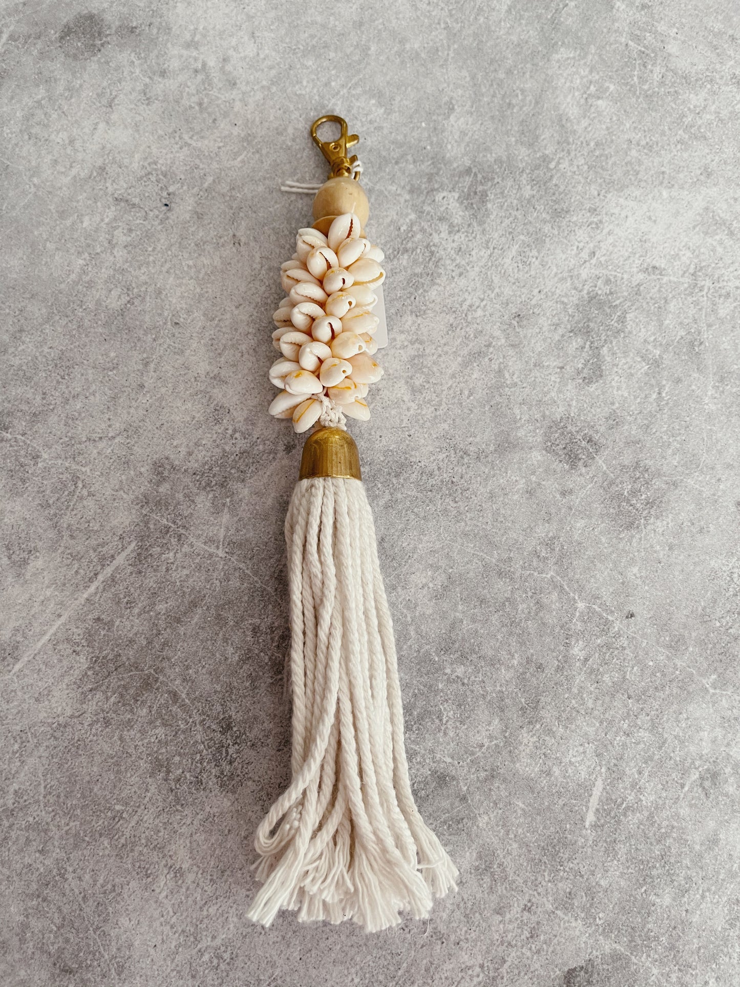 SEASHELL LONG TASSEL KEY RING - NATURAL