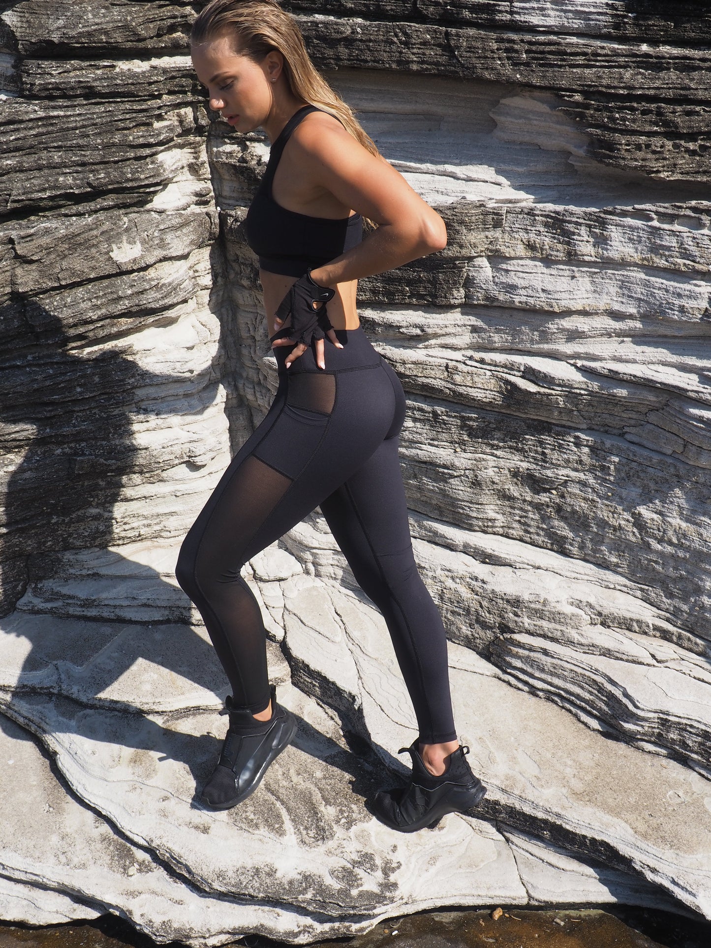 HYBRID MESH CROP // BLACK