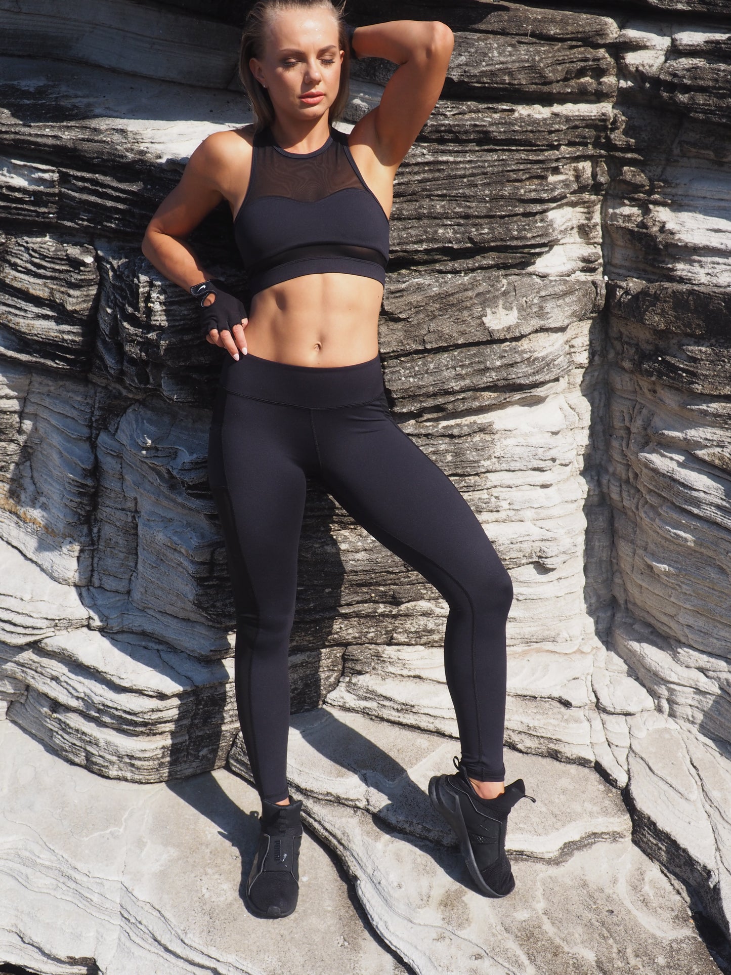 HYBRID MESH CROP // BLACK