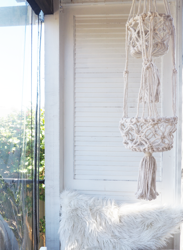 MACRAME POT DOUBLE HANGER.