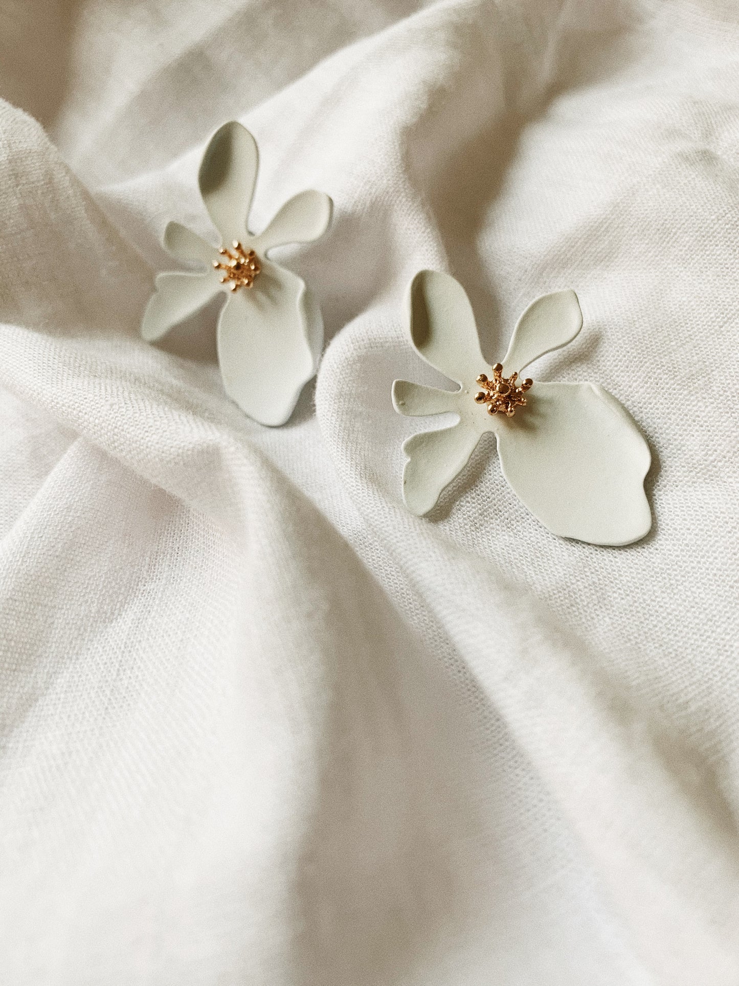FLORA WHITE Maxi Stud Earrings | By: Life in the sun store