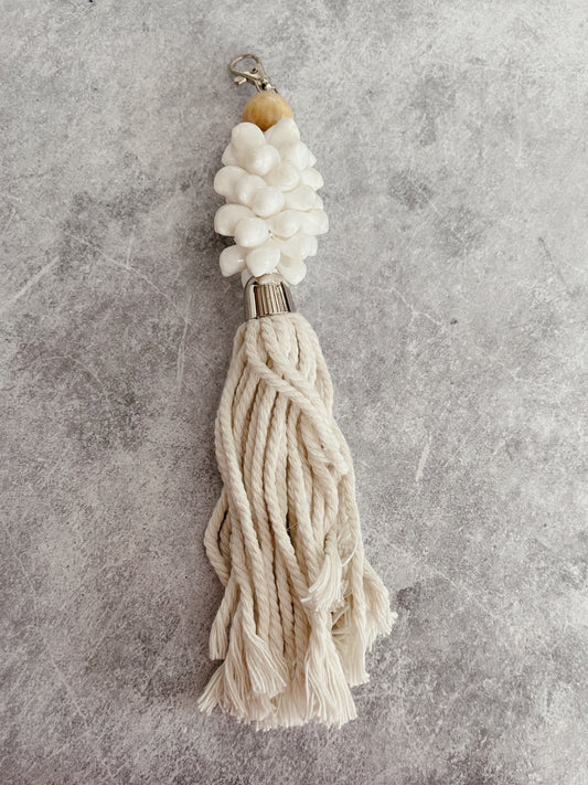 SEASHELL LONG TASSEL KEY RING - WHITE